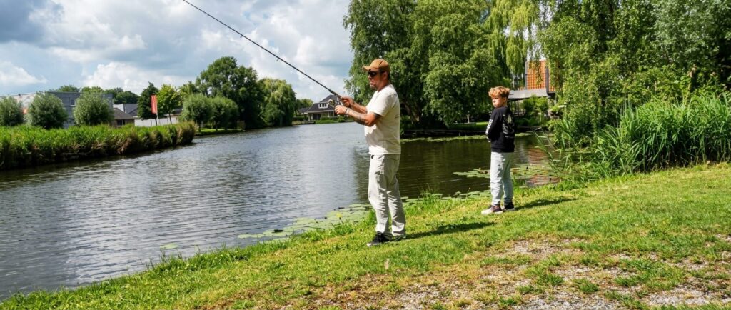 Vater und Sohn angeln gemeinsam am Kanal bei Bovenkarspel