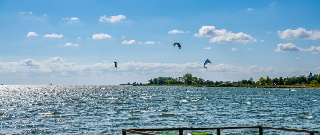 Kitesurfer auf dem Markermeer bei Bovenkarspel